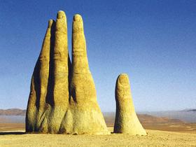 20090129150041-una-mano-en-el-desierto-fullblock.jpg